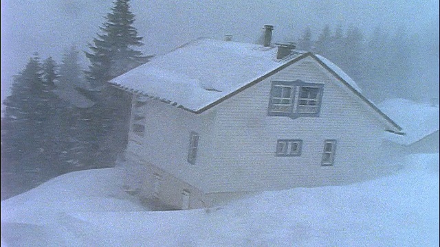 高角潘山房子在暴风雪期间视频素材