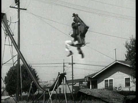 1950年，男人头部滑下滑梯+翻转/撞毁电影视频素材