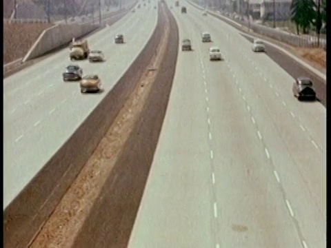 20世纪50年代洛杉矶高速公路上的高角度交通视频素材