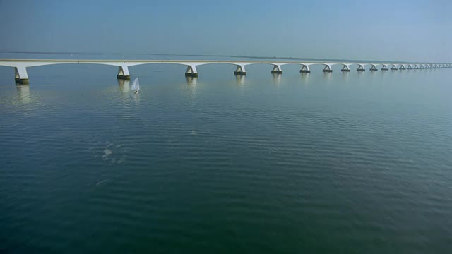 从空中俯瞰横跨乌斯特谢尔德河(Oosterschelde river ?) /西兰德布鲁格(Zeelandbrug)，荷兰南部视频素材