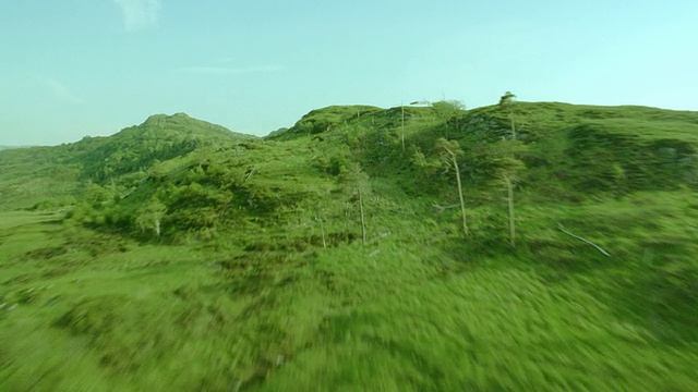 从空中俯瞰绿色乡村+湖/马莱格，西部高地，苏格兰视频素材