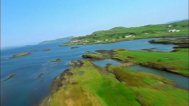 从空中俯瞰湖泊和绿色小岛/克雷尼希湖，西部群岛，苏格兰视频素材