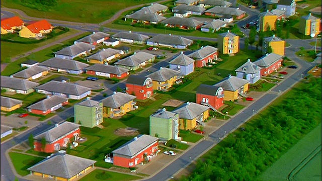 鸟瞰乡村住宅开发/放大圆形屋顶住宅/丹麦Fyn欧登塞视频素材