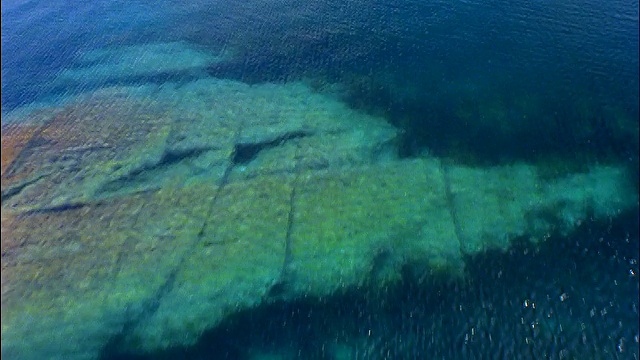 从空中俯瞰爱尔兰的杜曼努斯湾/科克郡的浅水视频素材