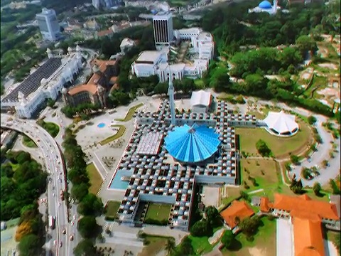 空中俯瞰吉隆坡国家清真寺(Masjid Negara)蓝色屋顶视频素材