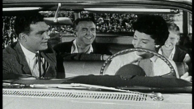 1959年一家人在雪佛兰汽车上大笑/坐在驾驶座上的女人视频素材