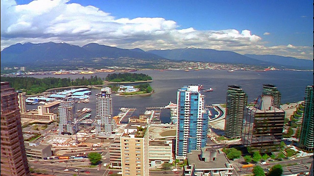 高角度宽镜头的时间流逝阴影+云移动温哥华+海港/山脉背景/加拿大视频素材