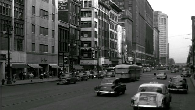 B/W 1949年的交通+电车在宽阔的城市街道/可能休斯顿或新奥尔良视频素材