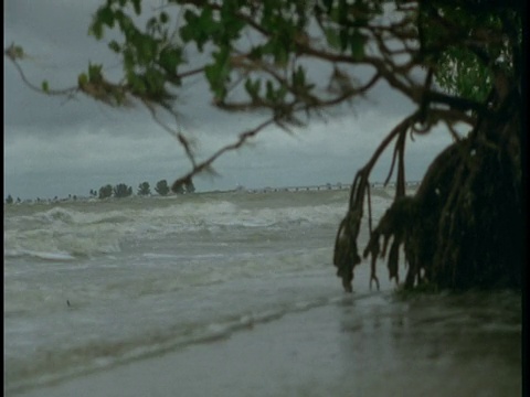 暴风雨时海浪冲到海滩上。视频素材