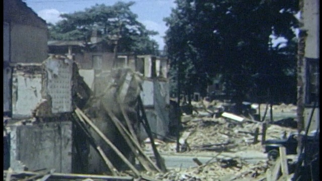 1960年，被毁建筑的宽镜头一侧倒塌视频素材