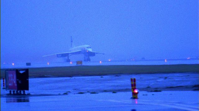 下雨天，英国航空公司的协和式喷气式飞机从机场起飞视频素材