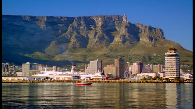 PAN Cape Town海港从水/桌山的背景/南非视频素材