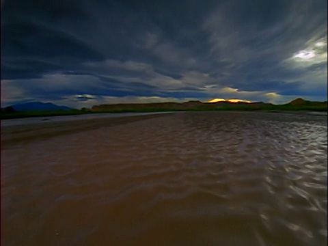 视角时间流逝云暴风雨日落在泥泞的景观/峡谷地国家公园，犹他州视频素材