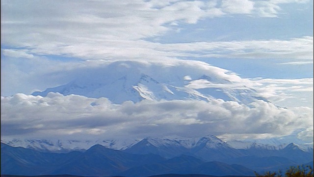 在阿拉斯加雪山/德纳里国家公园，阿拉斯加，厚厚的双向云视频素材