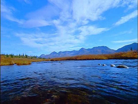 时间流逝河流流过相机/背景阿拉斯加山脉/德纳里国家公园，阿拉斯加视频素材