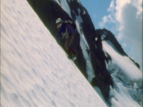 2名登山者站在雪山的一侧视频素材