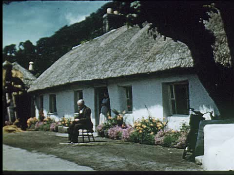 1947年，爱尔兰男人们用茅草盖屋顶视频素材