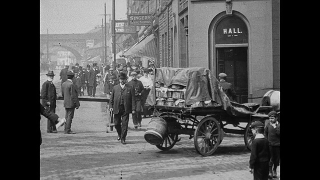 1907年，穿着考究的人们过马路视频素材