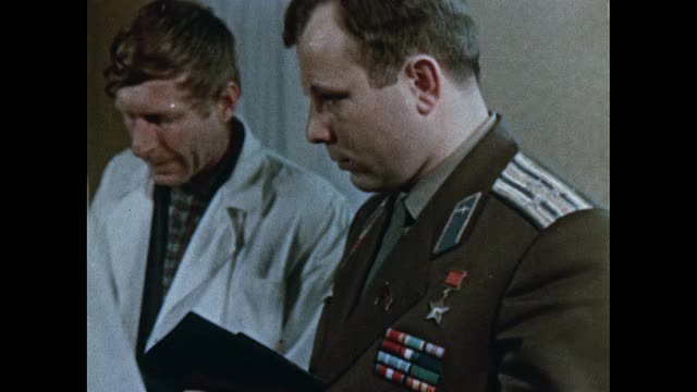 Yuri Gagarin观察Pavel Belyayev和Alexei Leonov为Voskhod 2Y进行的训练视频素材