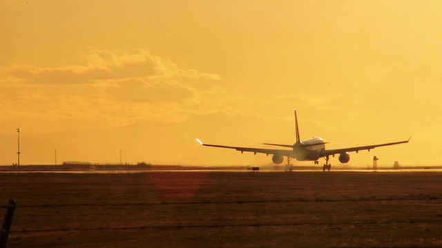 A310飞机在黄色日落天空降落在跑道上视频素材