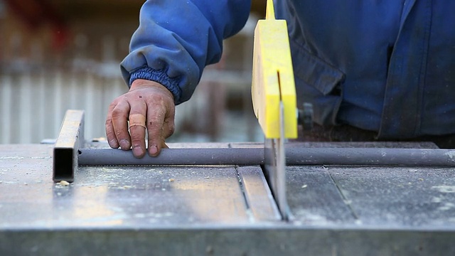 铜工人在建筑工地切割塑料管视频素材