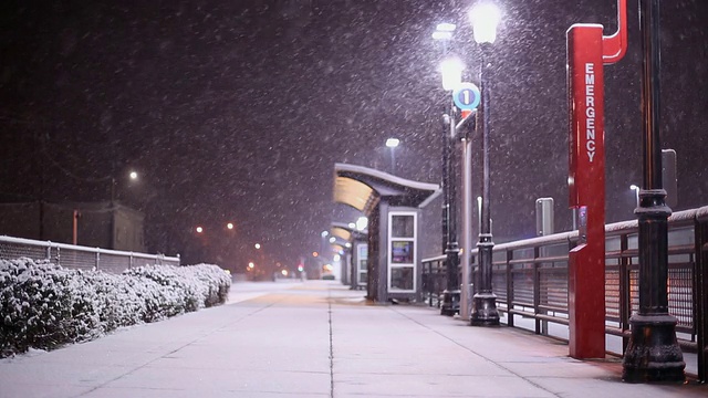 白雪中的空火车站视频素材