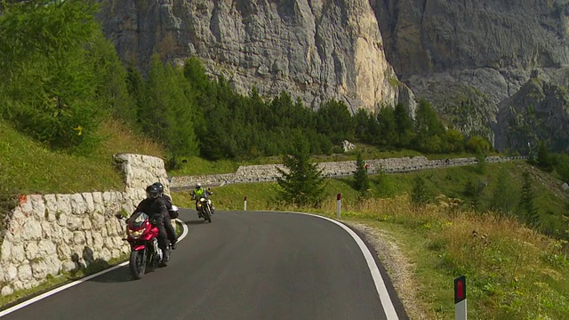 POV乘坐在白云石山脉的Gardena山口(Groedner Joch, Passo Gardena)视频素材