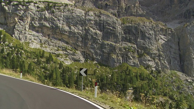 POV乘坐在白云石山脉的Gardena山口(Groedner Joch, Passo Gardena)视频素材