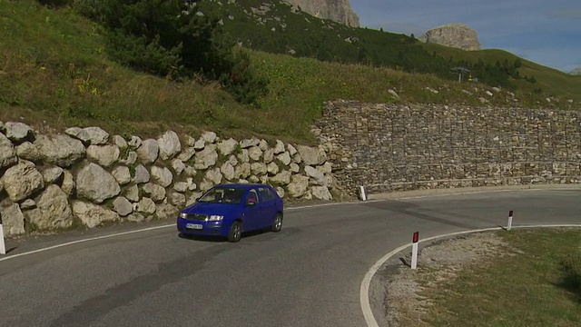 POV骑马下栀子山口(Groedner Joch, Passo Gardena)在白云石山脉视频素材