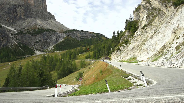 Dolomites Mountains中的Gardena Pass (Groedner Joch, Passo Gardena)的T/L交通视频素材