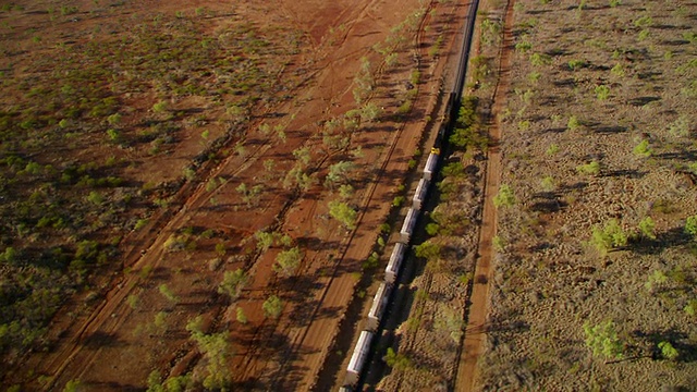 WS航空货运列车运行在轨道上，树木景观/ Cloncurry，澳大利亚昆士兰视频素材