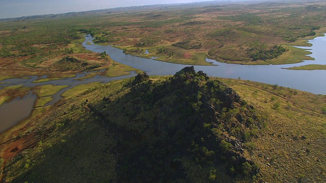 WS AERIAL River with hill and landscape / Cloncurry，昆士兰，澳大利亚视频素材