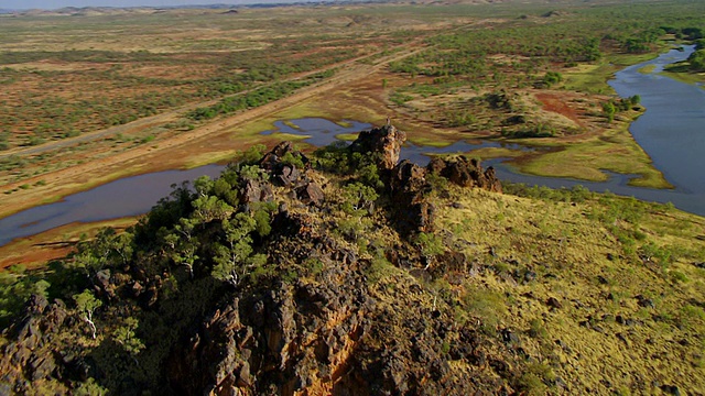 WS空中男子在山上与河流景观/ Cloncurry，昆士兰，澳大利亚视频下载