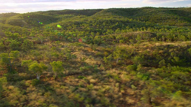 WS空中上升和下降的木质山丘/ Cloncurry，昆士兰，澳大利亚视频素材