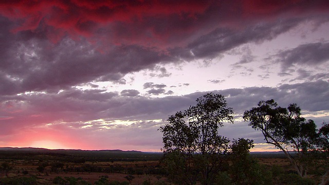 暴风雨的天空与风景和树木/ Cloncurry，昆士兰，澳大利亚视频素材