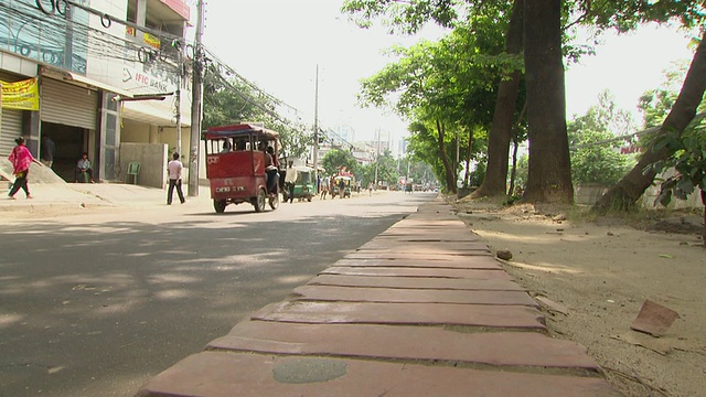 孟加拉国达卡市中心繁忙街道上的车流视频素材