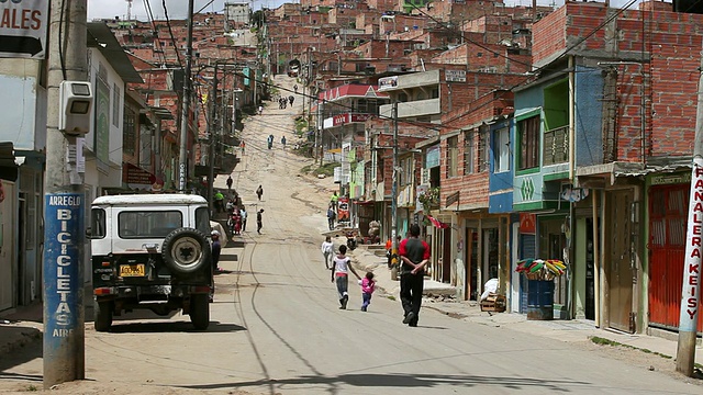 在哥伦比亚波哥大的Ciudad Bolivar贫民窟的山路上行走的行人视频素材