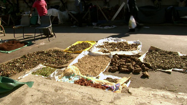 南非德班沃里克路口草药市场晒干的草药图片视频素材