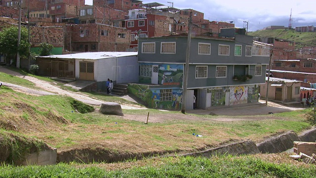 哥伦比亚波哥大的Ciudad Bolivar贫民窟内粉刷墙壁的房子视频素材