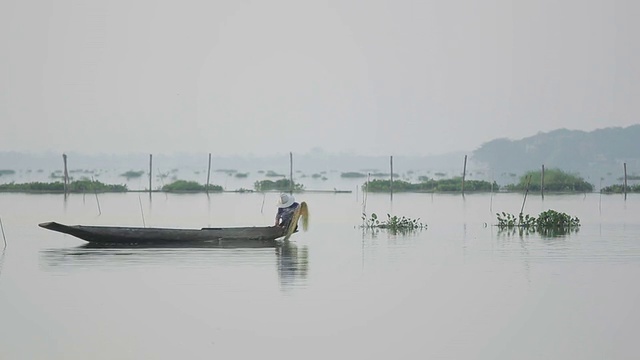 在关法尧湖上钓鱼视频素材