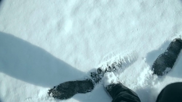 在雪中行走视频素材