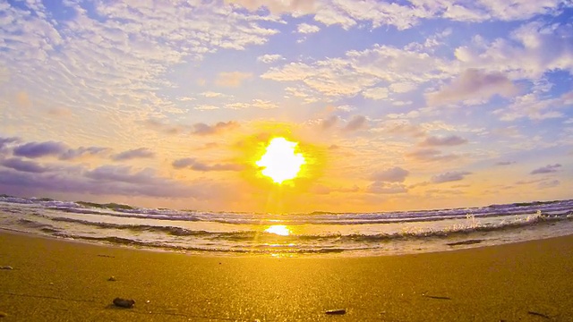 高清时间流逝:Candid Cloudscape On The Beach视频素材