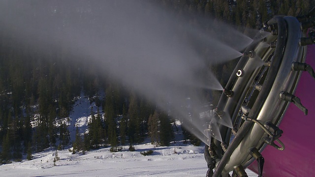 科罗拉多大学在白云石山使用雪炮视频素材