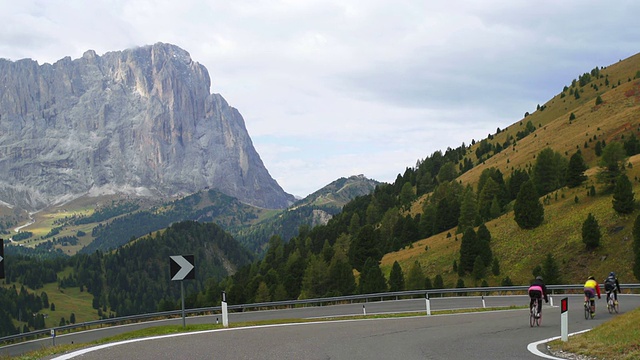 骑自行车的人骑下Gardena山口(Passo Gardena)在白云石山脉视频素材