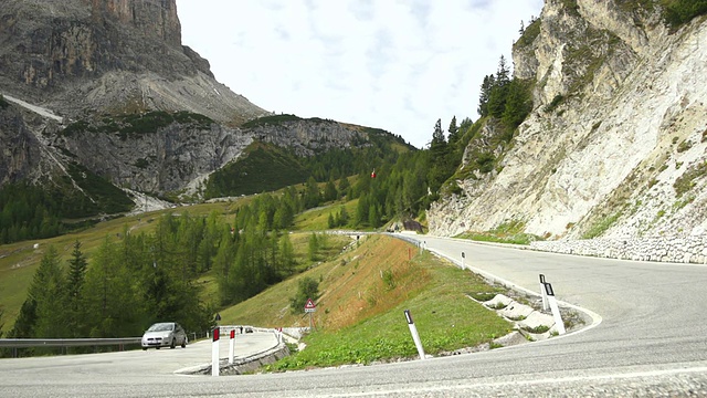 Dolomites Mountains的Gardena Pass (Passo Gardena)的T/L交通视频素材