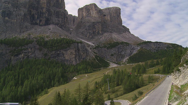 在Dolomites山脉的Gardena Pass (Passo Gardena)上的HA汽车交通视频素材