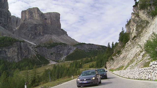 位于Dolomites山脉的Gardena Pass (Passo Gardena)上的洛杉矶汽车交通视频素材