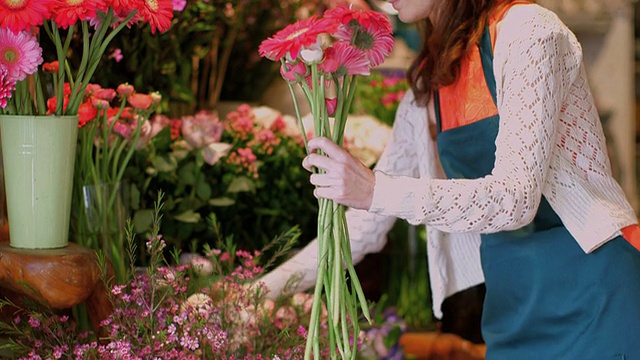 MS Young Florist收集鲜花从商店和气味视频素材