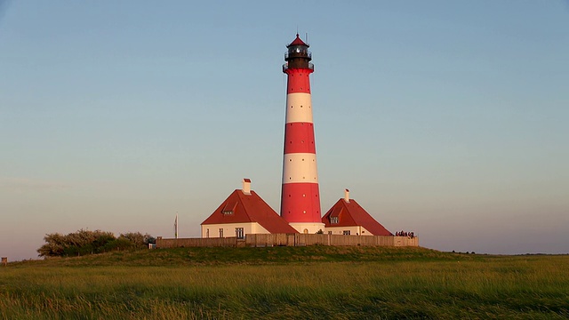 日落时从草地上看到的Westerhever灯塔，北弗里斯兰瓦登海/ Westerhever，石勒苏益格荷尔斯泰因，德国视频素材