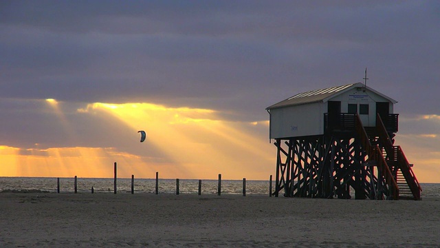 MS景观cafÃ©和日落时的海滩，北海北弗里斯兰，/ St. Peter Ording，石勒苏益格荷尔斯泰因，德国视频素材